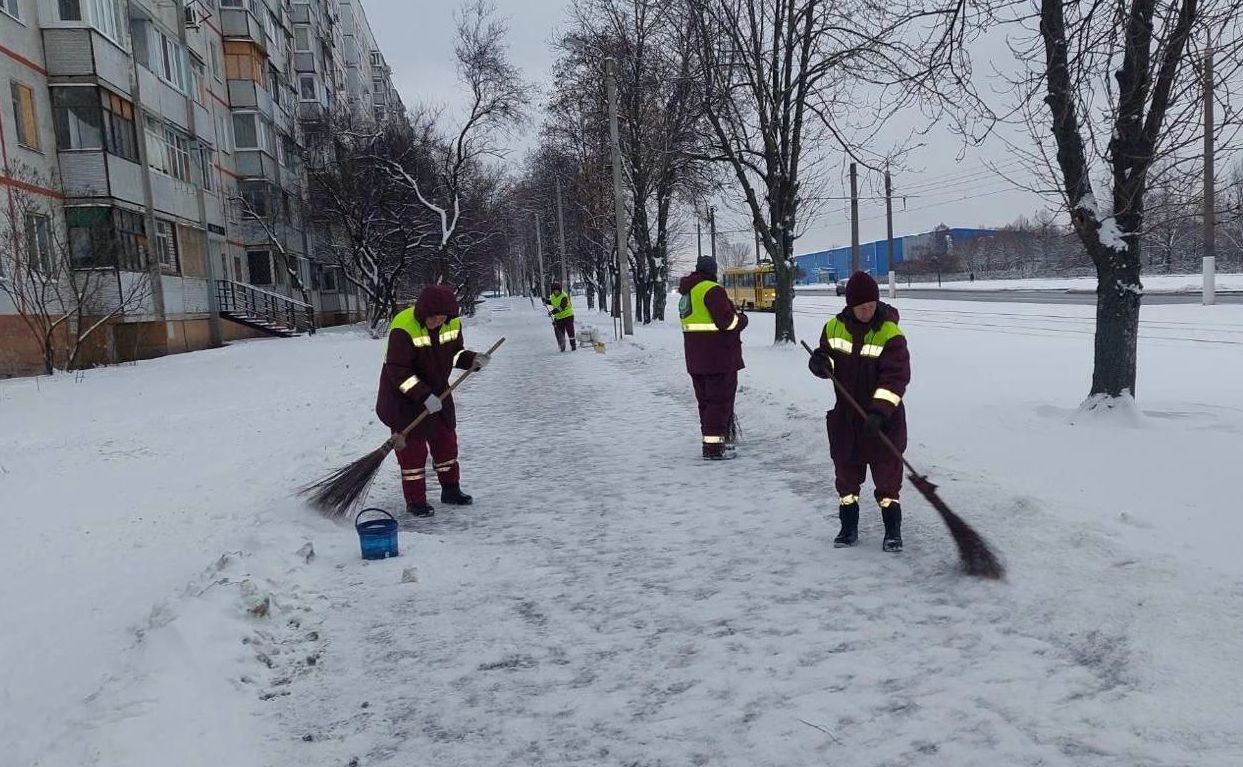 Харківський міський електротранспорт продовжує боротьбу з снігом