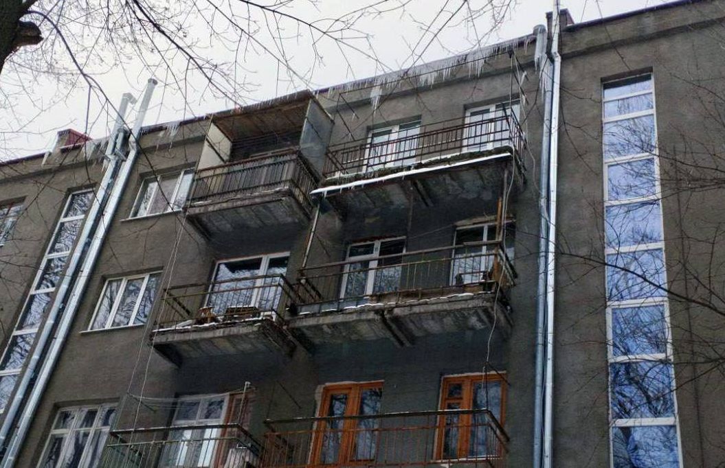 Харківські комунальники прибирають дахи будинків для безпеки мешканців