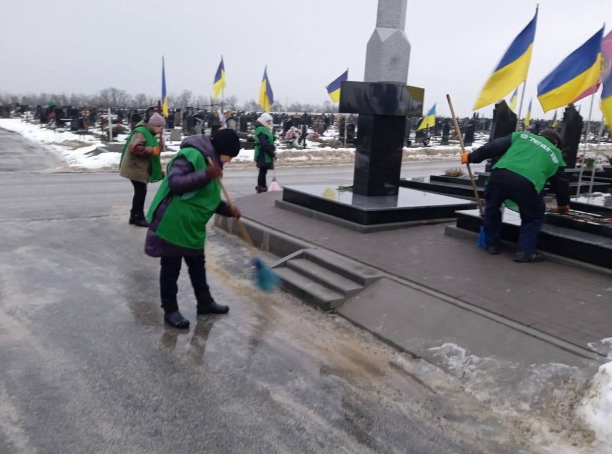 Харківські комунальники продовжують благоустрій міських кладовищ