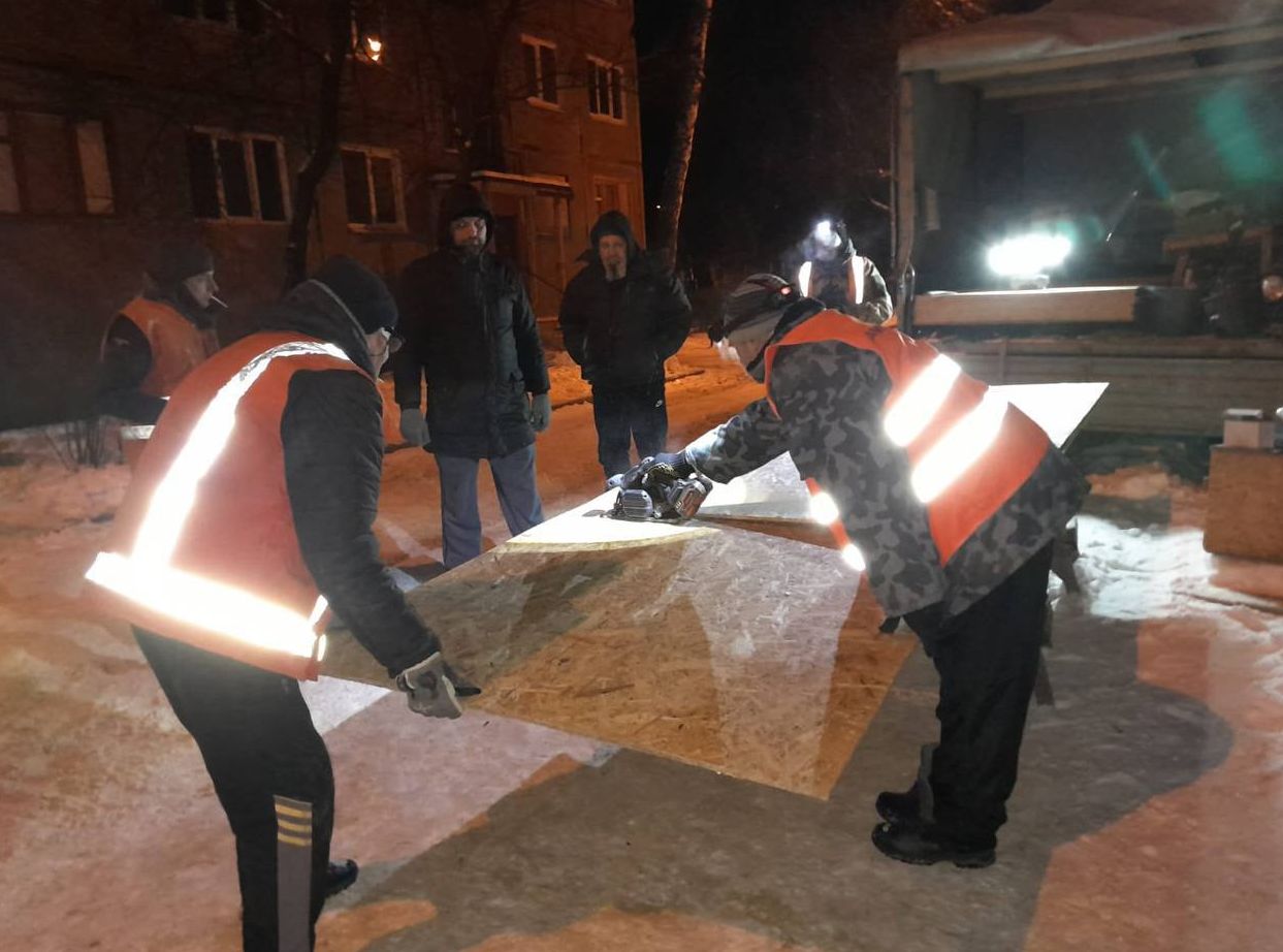 Комунальні служби очищають наслідки обстрілу Індустріального району
