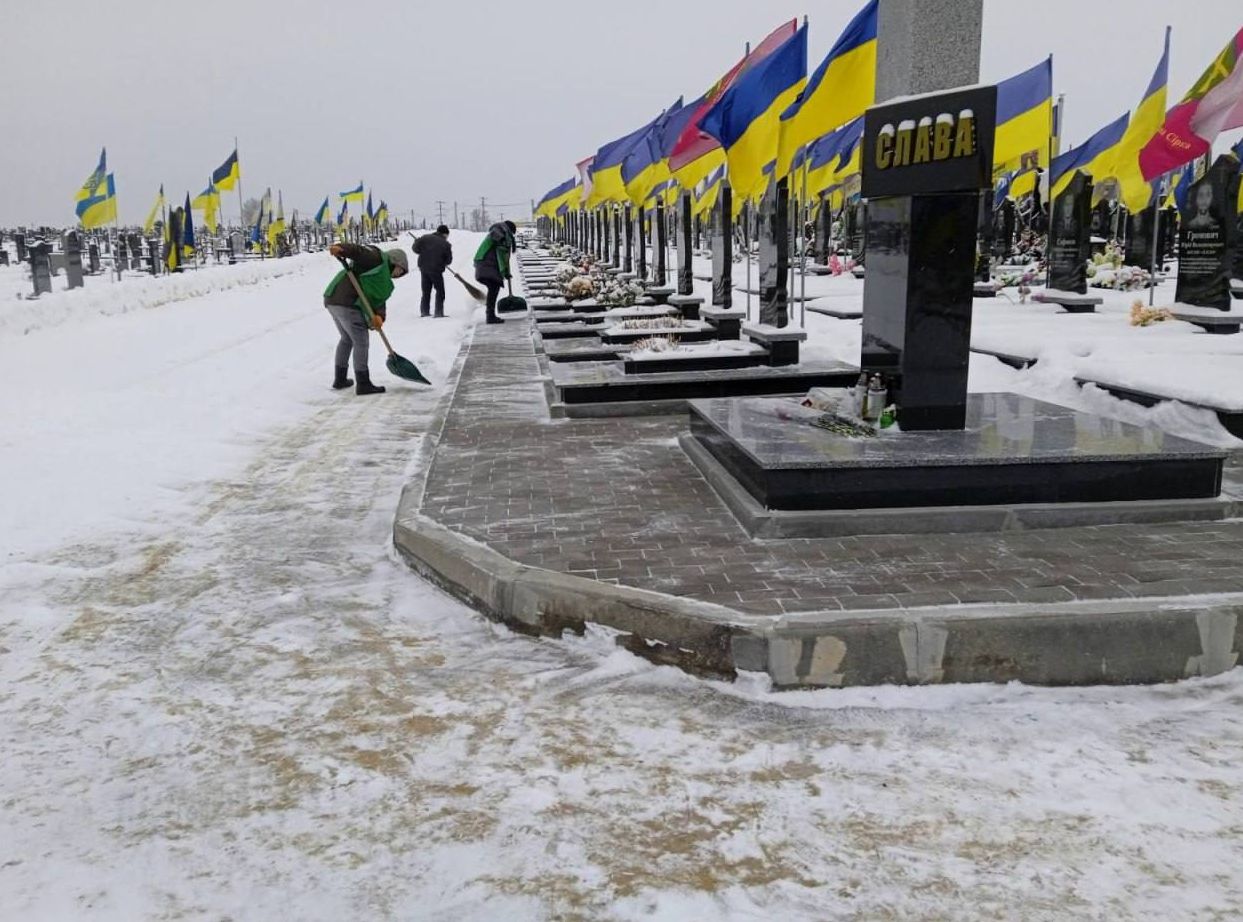 Комунальні роботи Харкова: Впорядкування кладовищ та очищення меморіалів