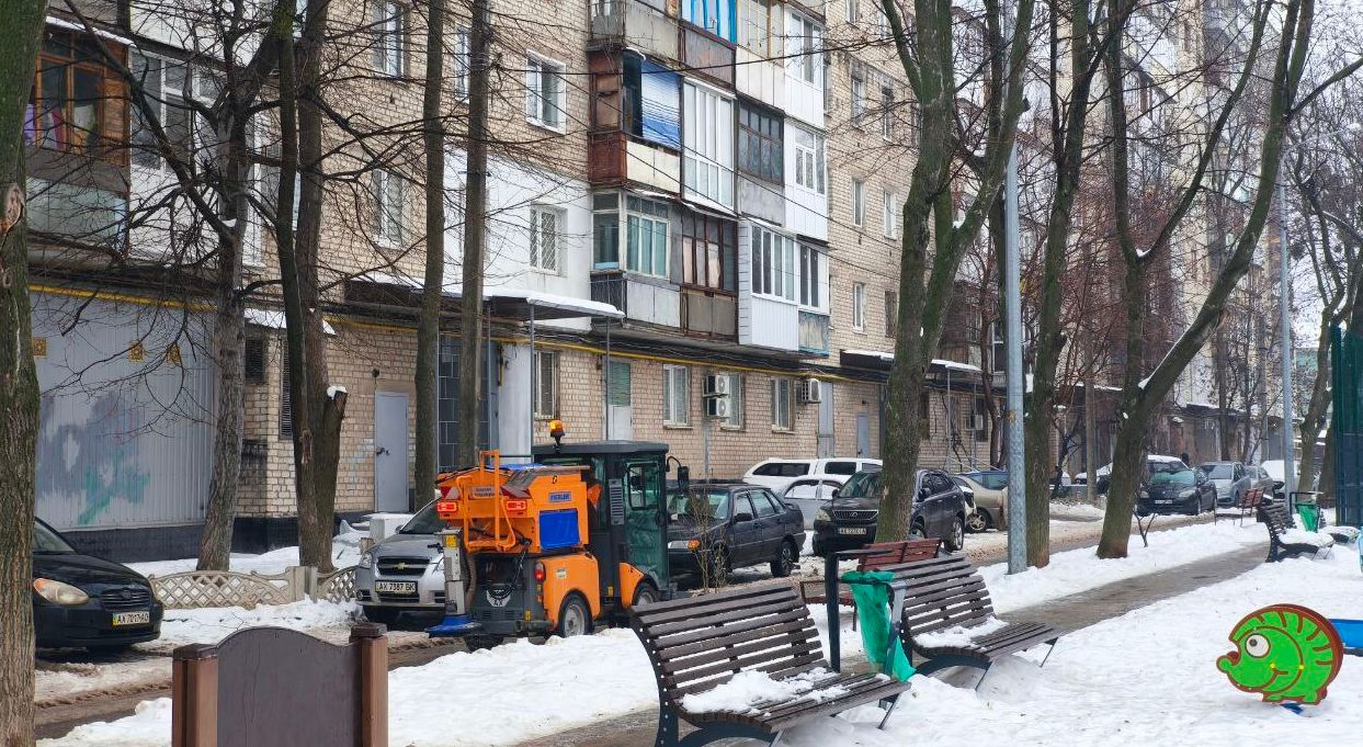Бригады коммунальников Харькова активно борются с ожеледицей