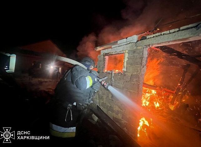 Внаслідок пожеж, спричинених атаками дронів, рятувальники продовжують боротьбу з вогнем на території Харкова