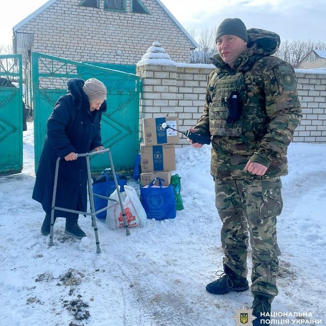 Пожежні ‘Білі Янголи’ допомогли літній жительці покинути небезпечну зону на Харківщині