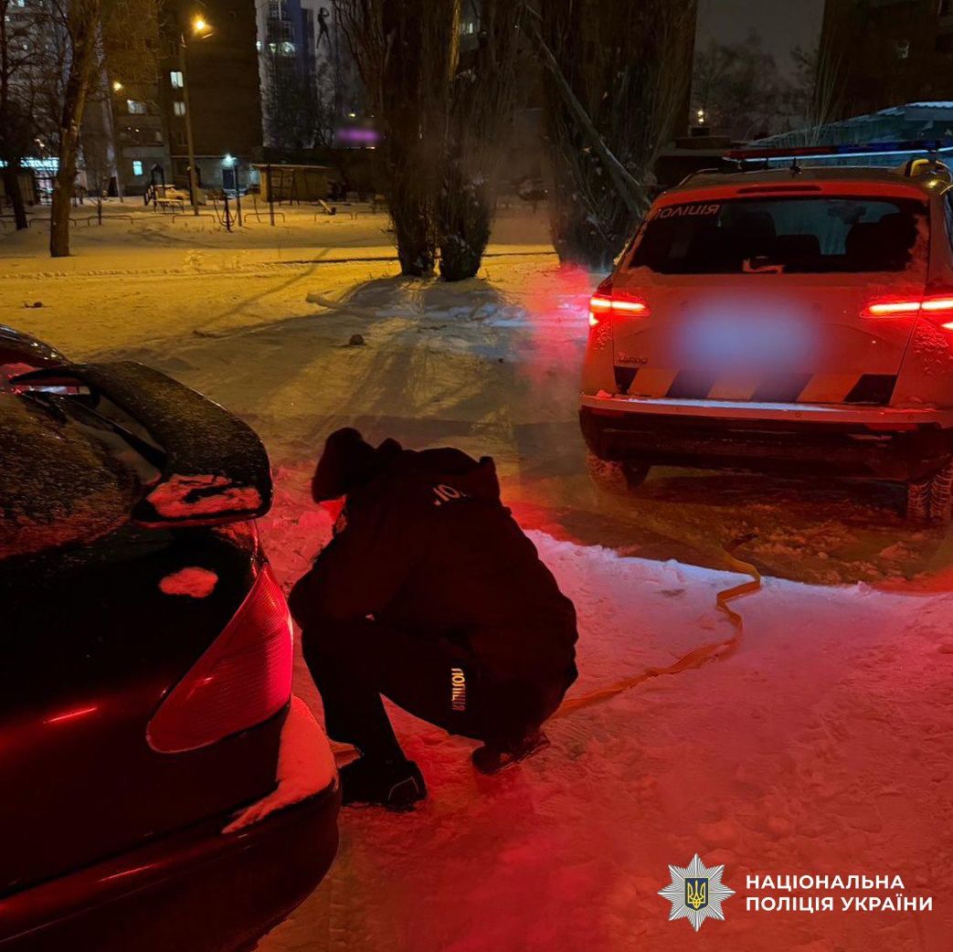 Поліція Харкова та області допомагає водіям у складних погодних умовах