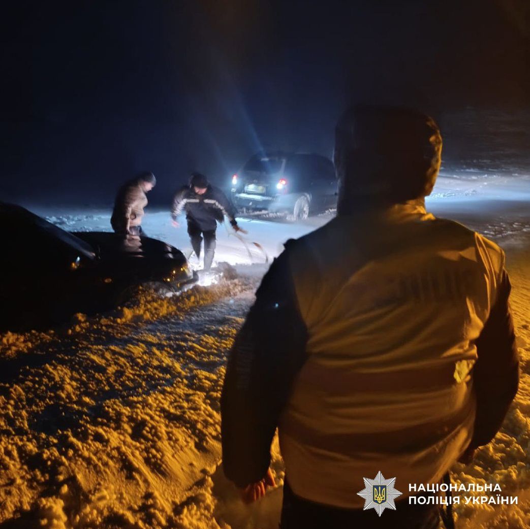 Харківські поліцейські рятують водіїв від негоди
