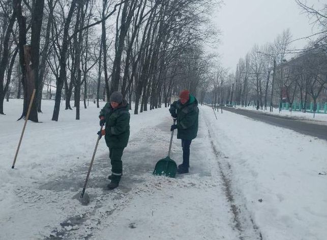 В Харкові екстренно очищують парки від снігу і проводять обробку доріг проти ожеледиці