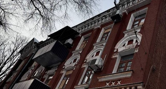 Відновлення пошкоджених будинків у Харкові: ремонтування дахів і фасадів