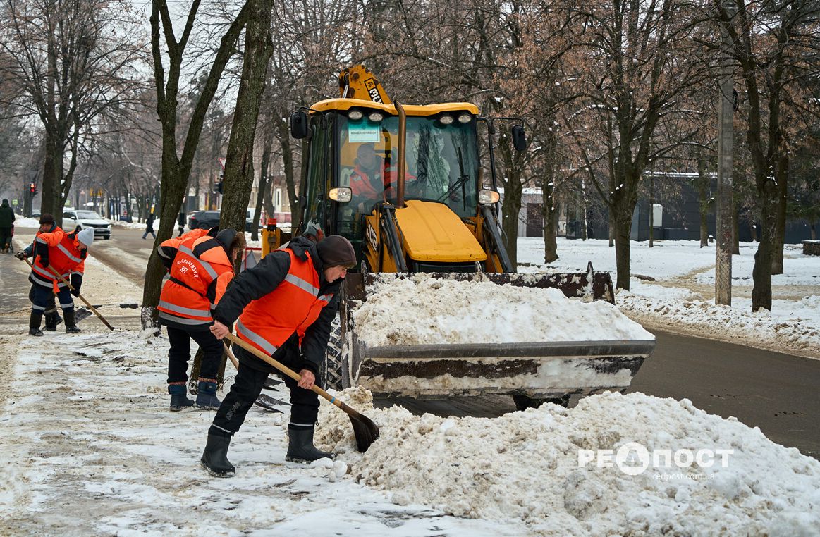 Харків звільняється від снігу: комунальники оперативно прибирають вулиці