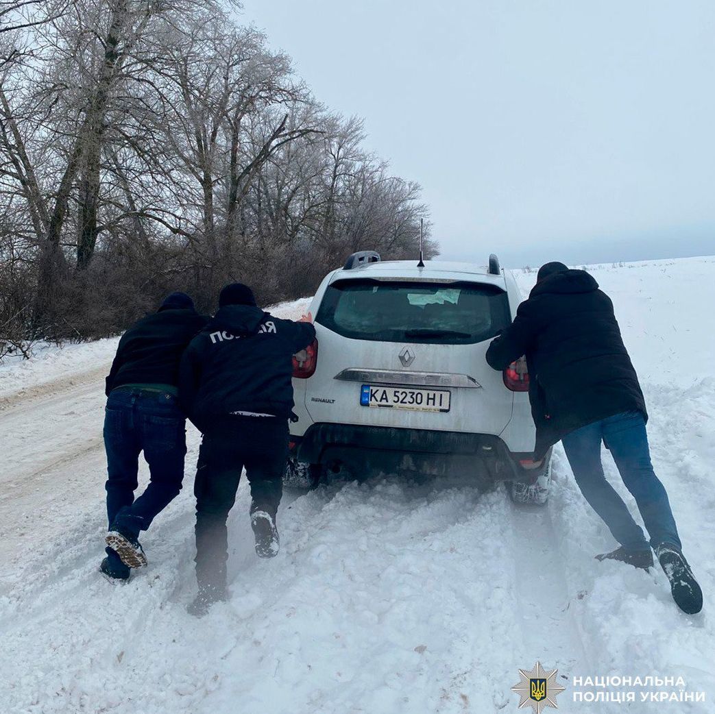 Автомобіль з’їхав з проїзної частини через негоду у Харківській області