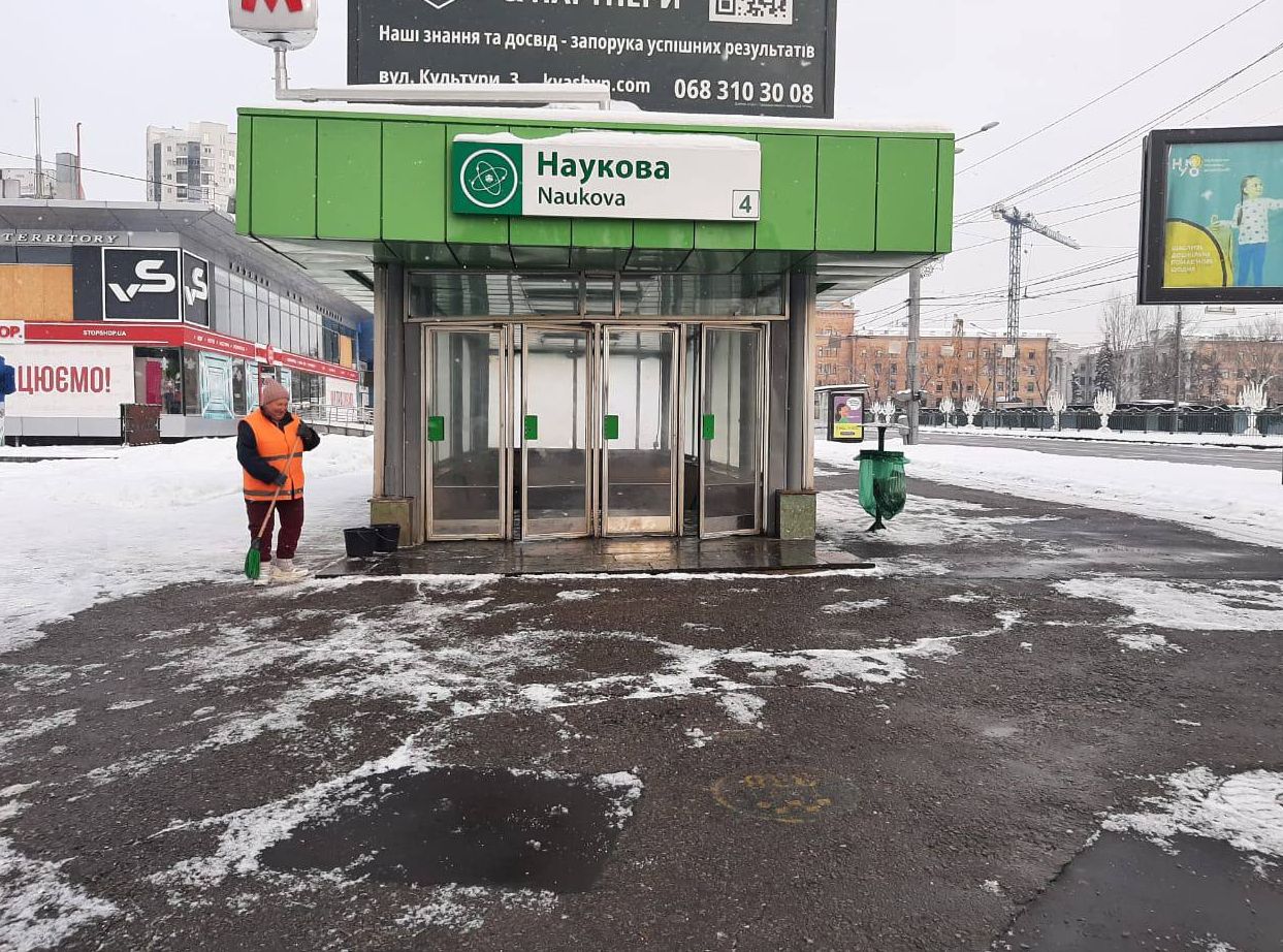 Харківські комунальні служби продовжують боротьбу зі снігом після новорічних свят