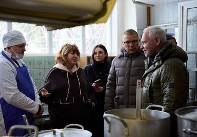 Харківський міський голова відвідав пункт гарячого харчування та пункт незламності