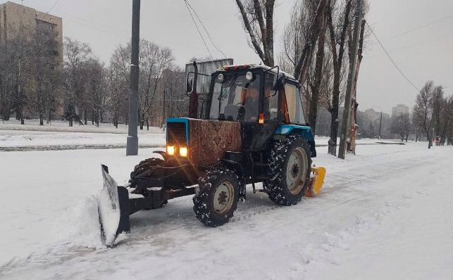 Харківські комунальники продовжують боротьбу зі снігом