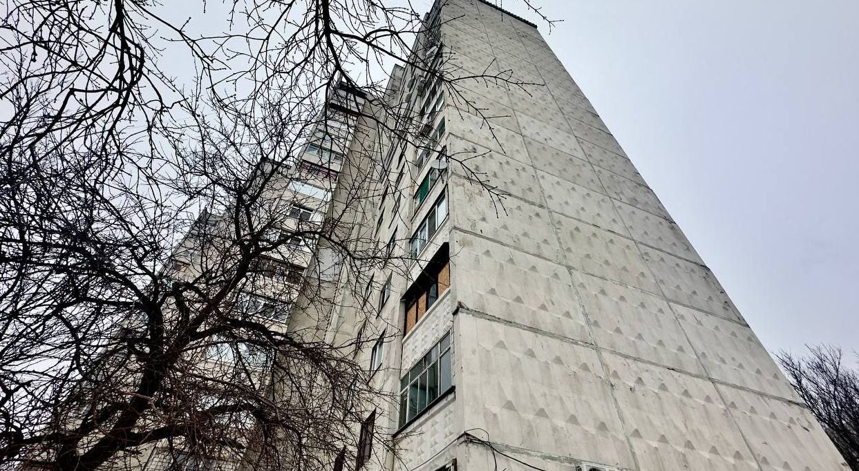 Відновлення зруйнованої багатоповерхівки в Харкові продовжується