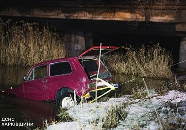 Автомобіль витягнуто з річки Лопань в Харкові