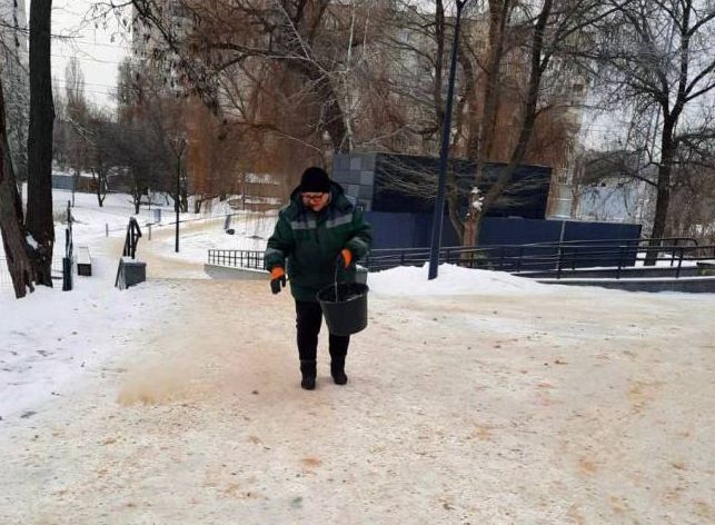 Харківські комунальники прибирають сніг у парках та скверах