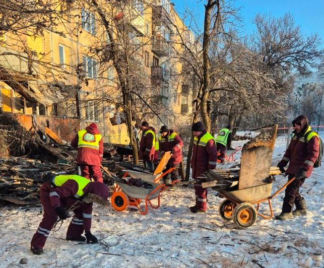 У Харкові продовжують прибирати наслідки обстрілу на Салтівці