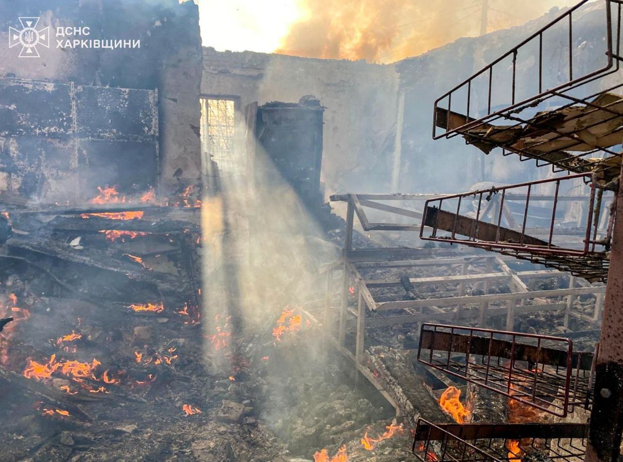 Вогнеборці загасили масштабну пожежу спричинену окупантами під Харковом