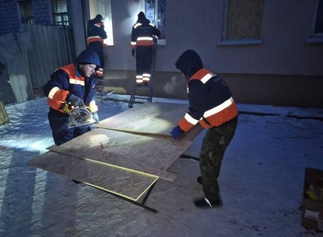 У Харкові продовжують ліквідовувати наслідки атак дронів