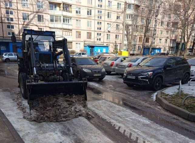 У Харкові усувають наслідки снігопадів