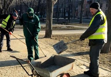 Весняне прибирання скверів Харкова: Комунальники видалили значні обсяги сміття