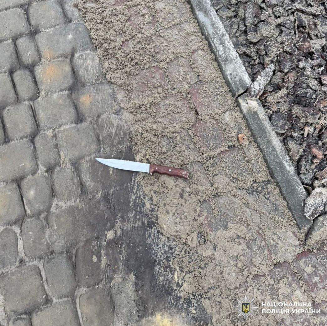Харківський чоловік напав ножем на будівлю суду