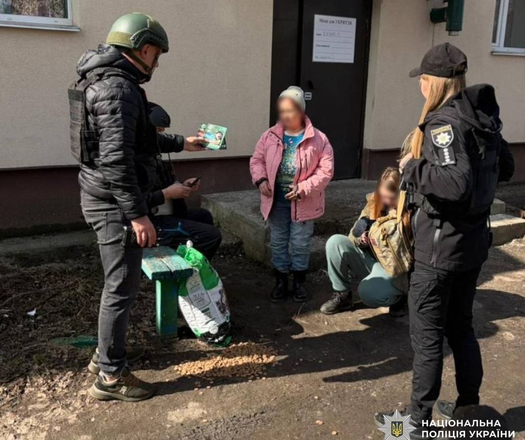 Харківські правоохоронці та волонтери надають допомогу тваринам під обстрілами