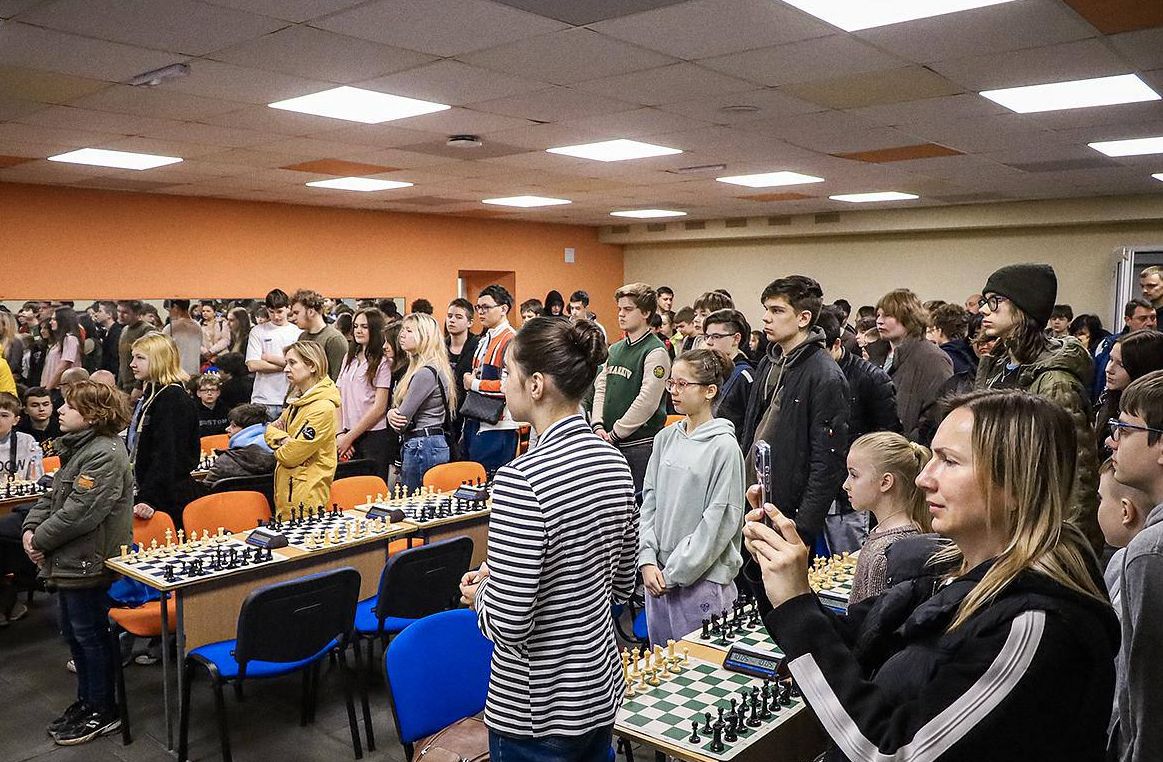 90 команд школярів Харкова змагаються за нагороди шахової ліги