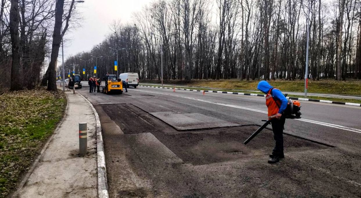 Ремонт вулиці Білої Акації в Харкові: Дорожні службовці працюють з урахуванням інтенсивного трафіку