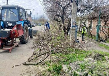 Комунальники Харкова впорядковують приватний сектор і дитячі майданчики