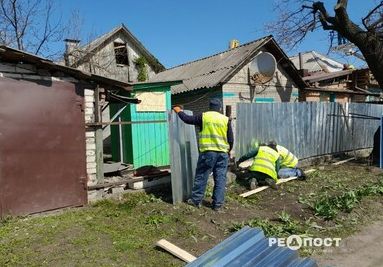 У Харкові тривають роботи з ліквідації наслідків атак безпілотників