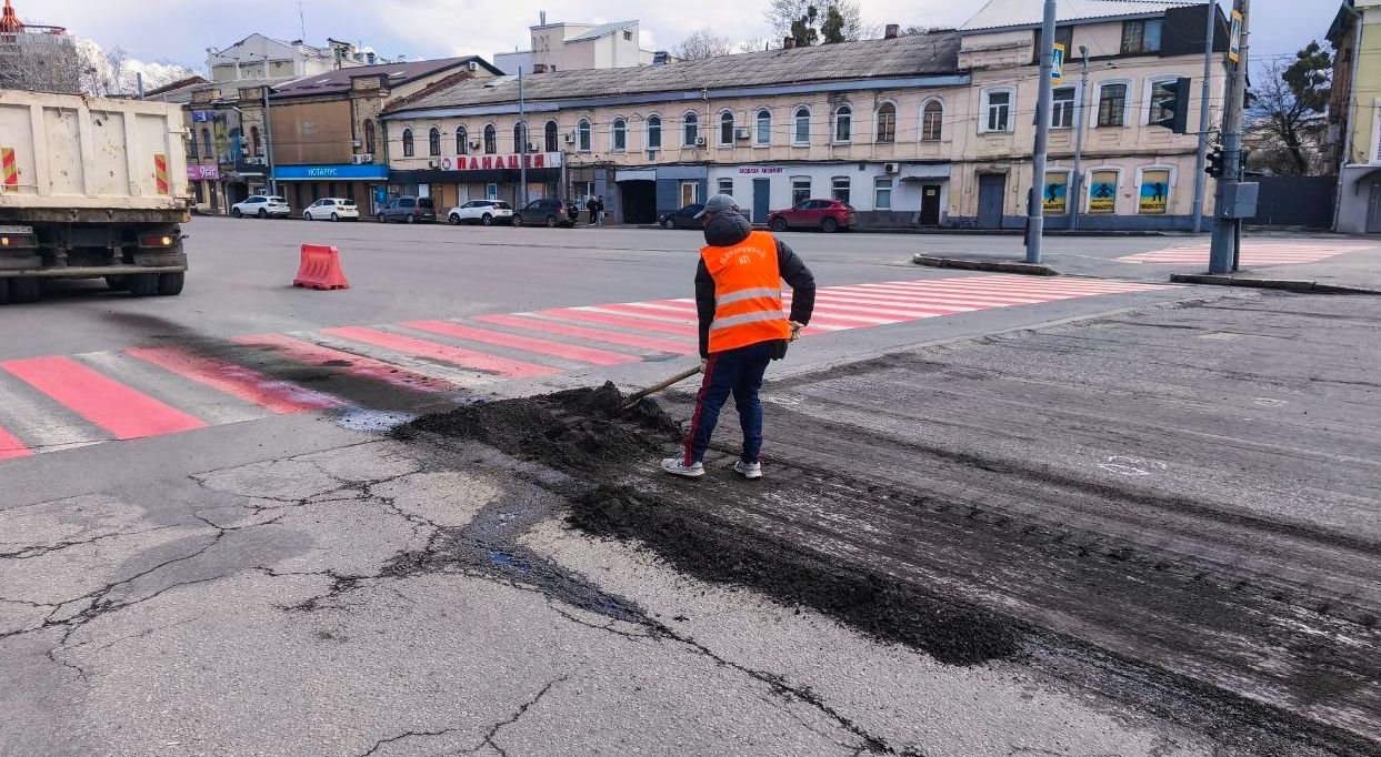 Оновлення дорожнього покриття у Вірменському провулку Харкова