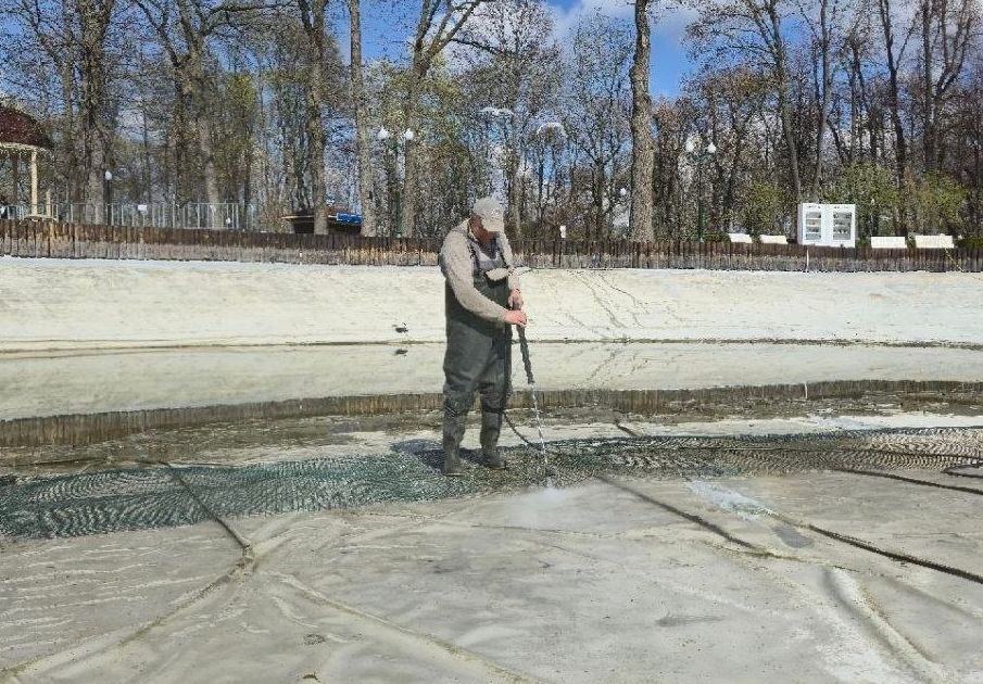 Підготовка озера в Центральному парку до нового сезону