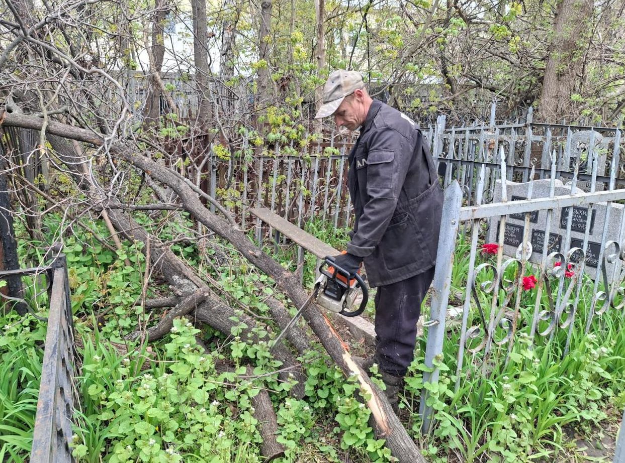 У Харкові продовжують упорядковувати міські кладовища