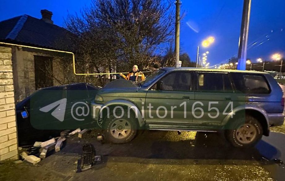 Аварія на Аерокосмічному проспекті: некерований джип розбив автомобіль та зніс огорожу