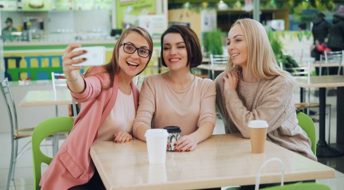 День жіночої дружби: ідеї для особливих привітань