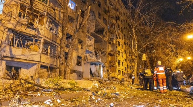 Наслідки нічного обстрілу Салтівського району Харкова: кількість постраждалих зросла