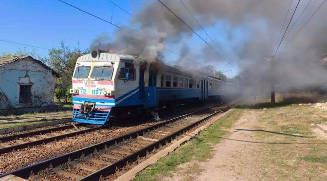 На Харківщині ворог обстріляв приміський поїзд: є постраждалі