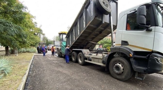 Ремонт доріг у Новобаварському районі Харкова