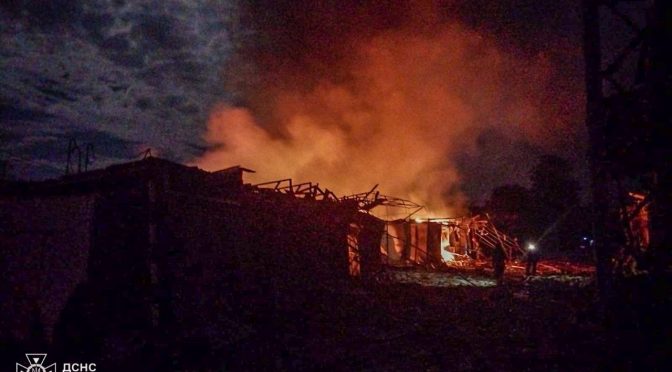 Наслідки ворожих обстрілів Ізюма та Андріївки: звіт ДСНС
