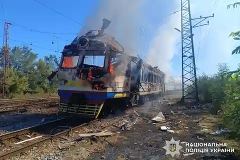 Наслідки атаки ворожого БпЛА на пасажирський потяг на Харківщині